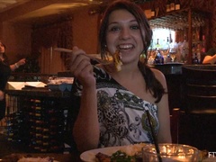 Платье, Фистинг, Каблуки, Мастурбация, Оргазм, На публике, Соло, Под юбкой