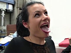Anal, Sucer une bite, Brunette brune, Faciale, Masturbation, Piercing, Jarretelles, Tatouage
