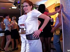 Blondine, Braunhaarige, Kehlenfick, Gruppe, Interrassisch, Party, Strümpfe, Tätowierung