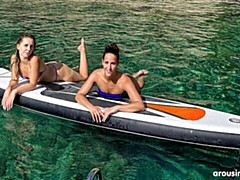 Большая жопа, Поцелуи, Лесбиянка, Белье, Натуральные сиськи, Бритые, Молоденькие, Сиськи