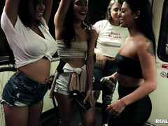 Cuarto de baño, Gafas, Masturbación, Tetas naturales, Al aire libre, Perforación, Falda, Juguetes