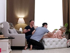 Arsch, Blasen, Doppelpenetration, Höschen, Muschi, Rasiert, Tätowierung, Flotter dreier