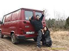 Amateur, Sucer une bite, Brunette brune, Voiture, Européenne, Hard, De plein air, Public