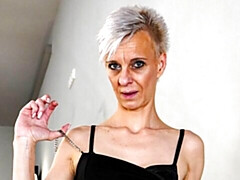 Leie, Blondine, Fingern, Masturbation, Natürlichen titten, Kurzes haar, Solo, Entkleiden