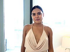 18 ans, Noire, Sucer une bite, Mignonne, Fille latino, Seins naturels, Petite femme, Pov