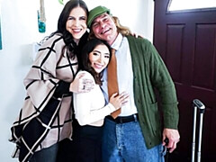 18 ans, Grosse bite, Sucer une bite, Brunette brune, En levrette, 2 femmes 1 homme, Seins naturels, Adolescente