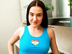 Leie, Grosser arsch, Grosse titten, Braunhaarige, Küche, Masturbation, Solo, Entkleiden