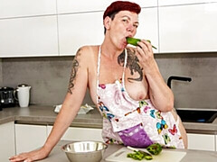 Enthousiasteling, Grote mammen, Keuken, Masturbatie, Rijpe lesbienne, Roodharige vrouw, Kort haar, Alleen