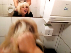 Blonde, Sucer une bite, En levrette, Branlette thaïlandaise, Pov, Public, Adolescente, Toilettes