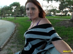 Grosser arsch, Blasen, Spermaladung, Lecken, Im freien, Pov, Rotschopf, Titten