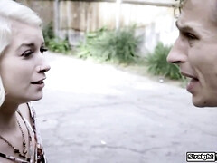 Grosser schwanz, Grosse titten, Blasen, Kehlenfick, Muschi, Stiefmutter, Flotter dreier, Titten