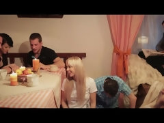 Rubia, Mamada, Semen en la boca, Besar, Orgía, Coño, Desnudarse, Chupando