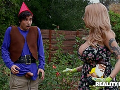 Grosse titten, Schwarz, Blondine, Blasen, Aufs gesicht abspritzen, Lecken, Muschi, Tanga