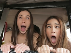 お尻, ブロンド, フェラチオ, 車, 女 人男 人, 手コキする, ティーン, 三人