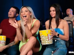 In den arsch, Arsch, Blondine, Blasen, Gehörnter ehemann, Hundestellung, Handjob, Küssen