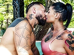 Grosser arsch, Grosser schwanz, Grosse titten, Blasen, Braunhaarige, Hundestellung, Milf, Im freien