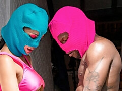 Gros cul, Grosse bite, Sucer une bite, Brunette brune, En levrette, Souple, Interracial, Maigrichonne