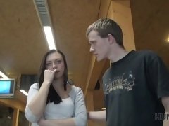Gros cul, Sucer une bite, Brunette brune, Masturbation, Nue  à poil, Public, Adolescente, Nénés
