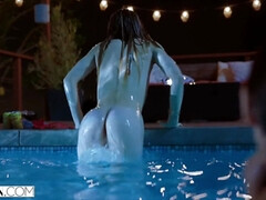 Penetracion con dedos, Peludo, Lesbiana, Lamidas, Al aire libre, Pequeña, Piscina, Tetas