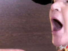 Gorda, Tetas grandes, Mamada, Penetracion con dedos, Hotel, Maduro, Tetas, Mojado