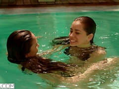 Sucer une bite, En levrette, 2 femmes 1 homme, Branlette thaïlandaise, De plein air, Piscine, Adolescente, Plan cul à trois