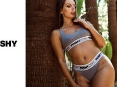 Anal, Gros cul, Sucer une bite, En levrette, Branlette thaïlandaise, De plein air, Piscine, Adolescente