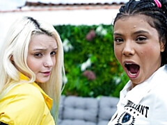 18 ans, Embrassement, Lesbienne, Léchez, Lingerie, Seins naturels, Chatte, Rasée