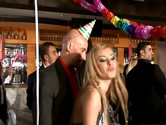 Anal, Brunette brune, Gorge profonde, Doigter, Groupe, Hd, Orgasme, Jarretelles