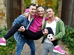 18 jaar, Grote lul, Blond, Pijpbeurt, Hondjeshouding, Natuurlijke tieten, Tiener, Tieten likken