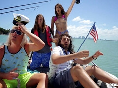 Gros seins, Bikini, Blonde, Embrassement, De plein air, Petite femme, Chatte, Branlette espagnole