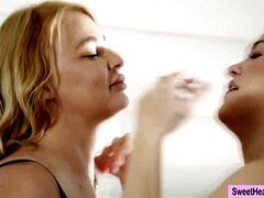 18 jaar, Grote mammen, Lesbisch, Ondergoed, Masturbatie, Orgasme, Geschoren, Tiener