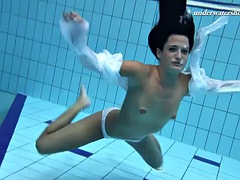 Любители, Красотки, Поцелуи, Лесбиянка, Бассейн, Молоденькие, Сиськи, Под водой