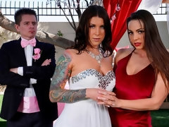 Gros seins, Brunette brune, En levrette, Lesbienne, Léchez, Masturbation, Strapon, Jouets