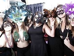 Culo grande, Verga grande, Tetas grandes, Mamada, Estilo perrito, Orgía, Público