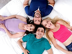 Gros cul, Grosse bite, Sucer une bite, En levrette, Le plan cul à quatre, Seins naturels, Adolescente, Nénés