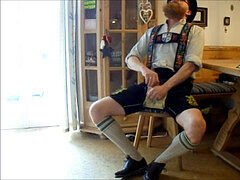 Bayernbursch edging and spunking in Lederhosen