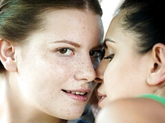 Fingern, Küssen, Lesbisch, Lecken, Lingerie, Muschi, Rasiert, Entkleiden