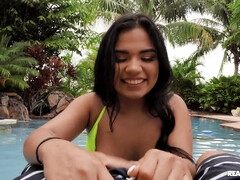 Bikini, Sucer une bite, En levrette, Interracial, Fille latino, Petite femme, Cheveux courts, Mouillée