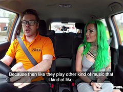 Gros seins, Voiture, Branlette thaïlandaise, Masturbation, Public, Étudiant, Tatouage, Professeur