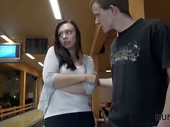 Watch Brünette saugt Schwanz & gives Muschi a BJ for Bargeld's sake in POV