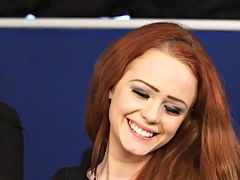 Sucer une bite, Homme nu et filles habillées, Européenne, Femme dominatrice, Fétiche, Le plan cul à quatre, Branlette thaïlandaise, Masturbation