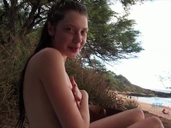 Playa, Morena, Penetracion con dedos, Novia, Gafas, Desnudo, Público, Coño