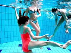 Grosse titten, Braunhaarige, Lesbisch, Pool, Öffentlich, Jungendliche (18+), Flotter dreier, Unter wasser