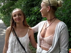 Cul, Voiture, Tchèque, Seins naturels, Petite femme, Public, Plan cul à trois, Nénés