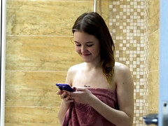 18 ans, Sucer une bite, Tir de sperme, En levrette, Embrassement, Masturbation, Orgasme, Nénés