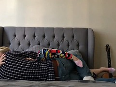 Enthousiasteling, Grote lul, Blond, Bedriegen, Sperma, Sperma shot, Handbeurt, Rijpe lesbienne