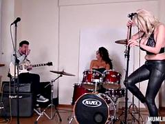 Grote mammen, Brits, Moeder die ik wil neuken, Trio, Tieten likken