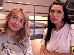 Blondine, Blasen, Braunhaarige, Kehlenfick, Hardcore, Jungendliche (18+), Flotter dreier