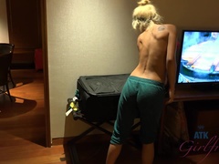 Leie, Blondine, Latina, Lesbisch, Piercing, Muschi, Rasiert, Scherzbold