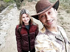 18 ans, Grosse bite, Sucer une bite, En levrette, Seins naturels, De plein air, Maigrichonne, Nénés